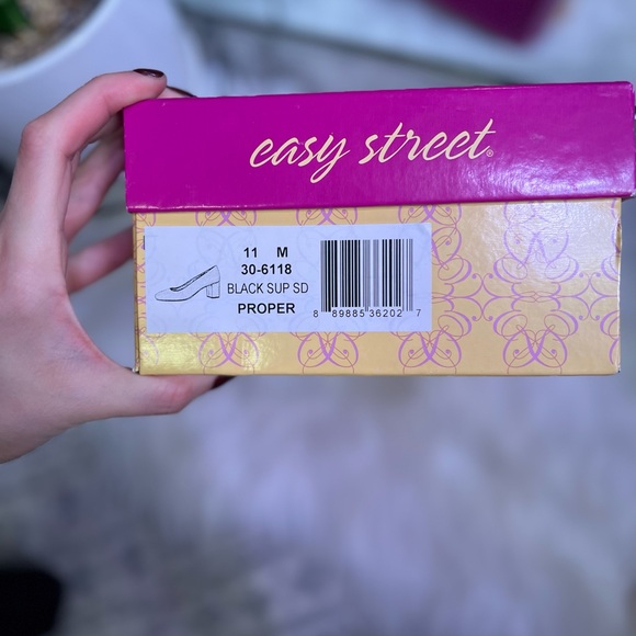 ❌SOLD❌ Black Suede Block Heeled Pump - Picture 3 of 6